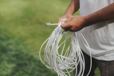 Teknisyen, internet sistemini bulanık bir sahneyle kabloladı..
