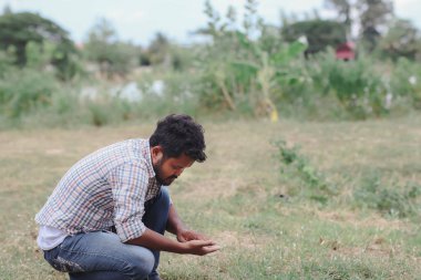 İnsanlar tarım için toprağı izliyorlar..