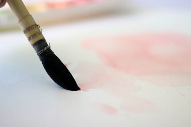 Beyaz kağıt zemin üzerinde çizim için suluboya boya fırçası