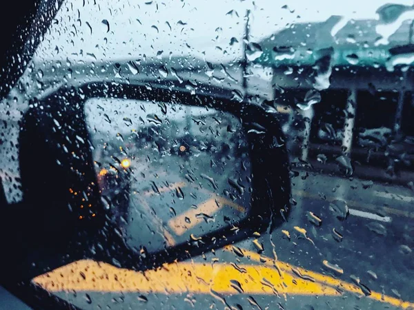 雨滴落在汽车的玻璃上 有一个模糊的场景 — 图库照片