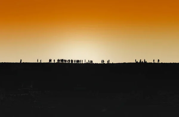 Silhouet Van Een Verzamelen Jongeren Buitenshuis — Stockfoto