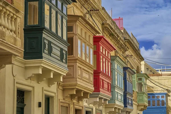 Malta (asıl Adası), Avrupa - kapalı balkonlu geleneksel şehir evlerin bir satır her farklı renklerle boyalı. 