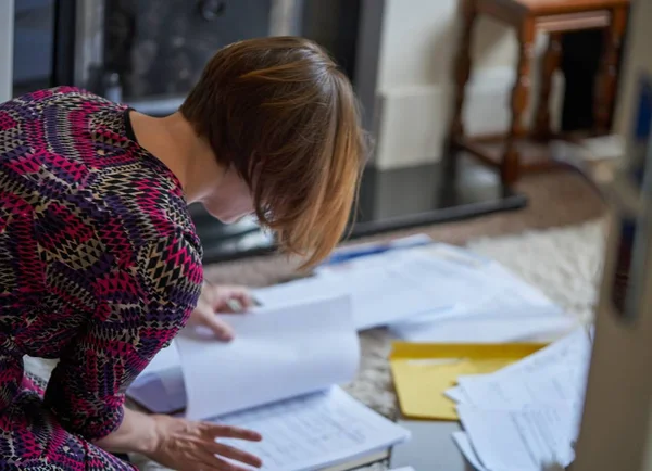 Homeworking Młoda Kobieta Praca Domu Klęcząc Dywanie Zbiera Sortuje Zestawia Zdjęcie Stockowe