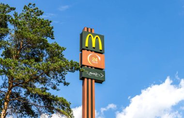 Tver bölgesi, Rusya Federasyonu - 26 Haziran 2016: Gökyüzü arka plan Mcdonald's amblemi