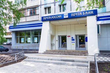 Samara, Rusya - 28 Mayıs 2017: Rusya'nın posta ofisi. Rus metin - Rus posta ve posta banka