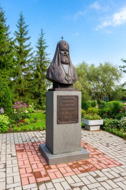 Novgorod, Rusya - 18 Ağustos 2017: Moskova Patriği, heykel ve Zverin Manastırı güneşli gün'bütün Rusya Alexy II