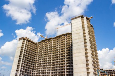 St Petersburg, Rusya - 28 Temmuz 2016: Gökyüzü arka plan üzerinde bir apartman binası inşaatı