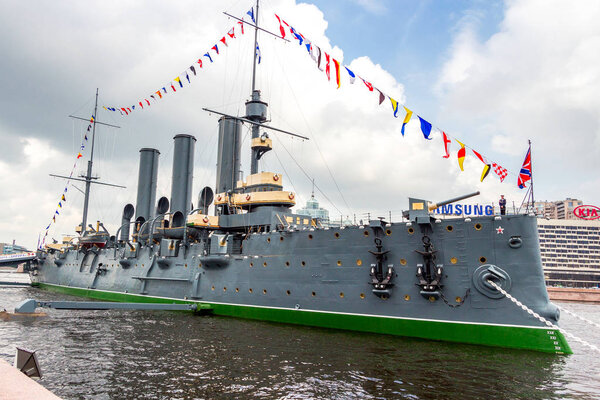 Санкт-Петербург, Россия - 29 июля 2016 года: крейсер "Аврора" пришвартовался на месте вечной стоянки возле Петроградской набережной
