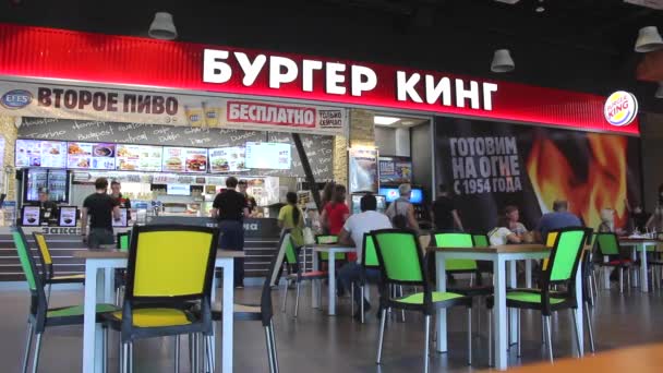 Samara Oroszország 2018 Május Burger King Gyorsétteremben Egy Bevásárló Központ — Stock videók