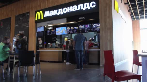 Samara Ryssland Maj 2018 Mcdonald Snabbmatsrestaurang Ett Shoppingcenter Gudok — Stockvideo