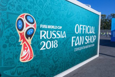 Samara, Rusya - 17 Haziran 2018: Amblem resmi Fan Dükkanı FIFA Dünya Kupası Rusya 2018