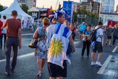 Samara, Rusya - 24 Haziran 2018: Bir futbol fan fan bölgedeki Uruguay bayrağı ile