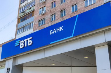 Samara, Rusya - 30 Nisan 2018: Logo mavi gökyüzüne karşı Rus Vtb bankanın.