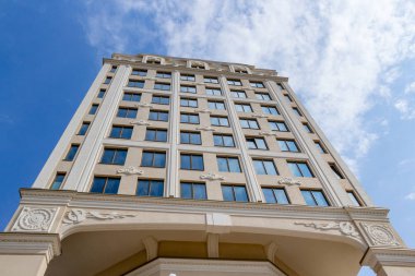 Samara, Rusya - 1 Mayıs 2018: mavi gökyüzü arka plan üzerinde Modern çok katlı binada. Cephe Lotte Hotel Samara