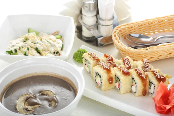 버섯 수프 샐러드와 초밥 세트 — 스톡 사진