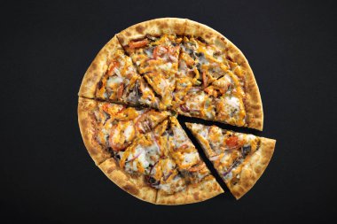 Kıyma ve soğan koyu bir taş zemin üzerine pizza