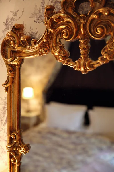 Ustalana na łóżku w złote lustro vintage Obraz Stockowy