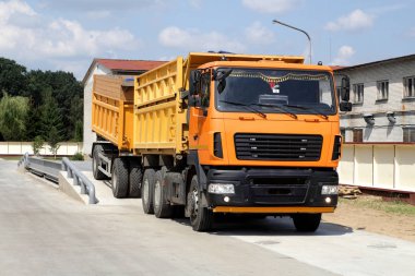 tahıl turuncu kamyonla tahıl depolama alanı ölçekler üzerinde ağırlığını koydu. Kamyon ölçekler