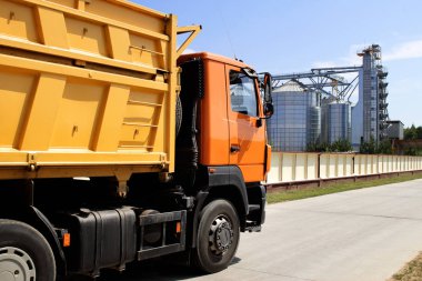 tahıl depolama güneşli havalarda hasat yılında toprakları üzerinde turuncu kamyon