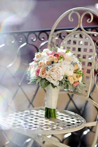 Bellissimo bouquet da sposa di rose peonia alla luce del sole, fiori — Foto Stock