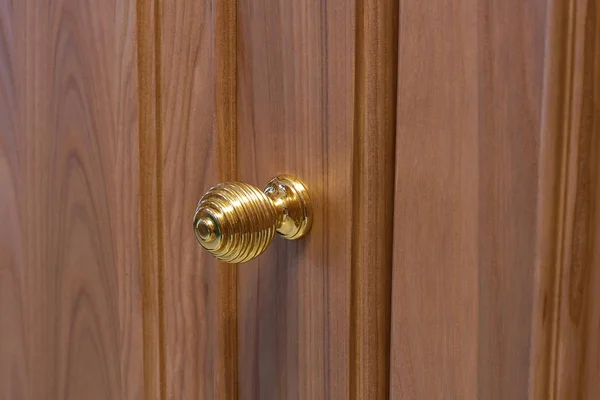 Μεταλλική πόρτα λαβή σε μια ξύλινη πόρτα, κινηματογράφηση σε πρώτο πλάνο. Λαβή της πόρτας στο εσωτερικό. — Φωτογραφία Αρχείου