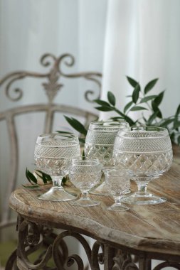 Ahşap ahşap bir Ferforje masada Vintage cam kadehler