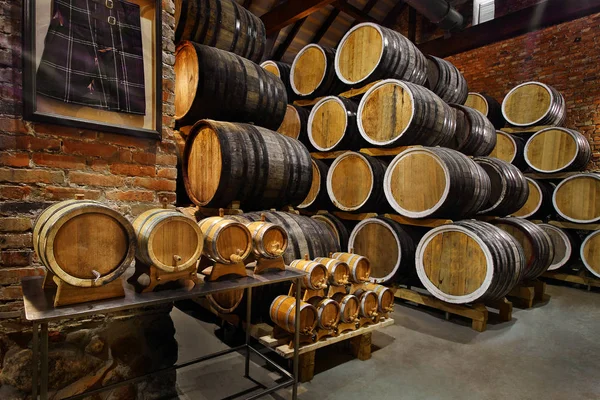 Rangées de fûts alcoolisés en stock. Distillerie. Cognac, whisky, vin, brandy. Alcool en barriques — Photo