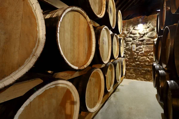 Le file di barili alcolici sono tenute in provvista. Distilleria. Cognac, whisky, vino, brandy. Alcol in barili, stoccaggio dell'alcol — Foto Stock