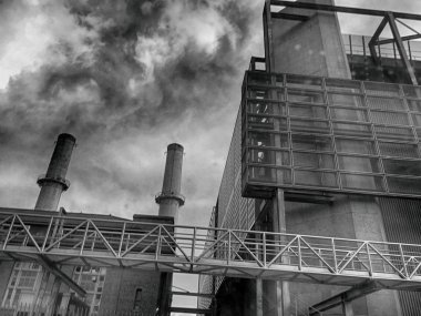 siyah ve beyaz fabrika ve duman yığınları