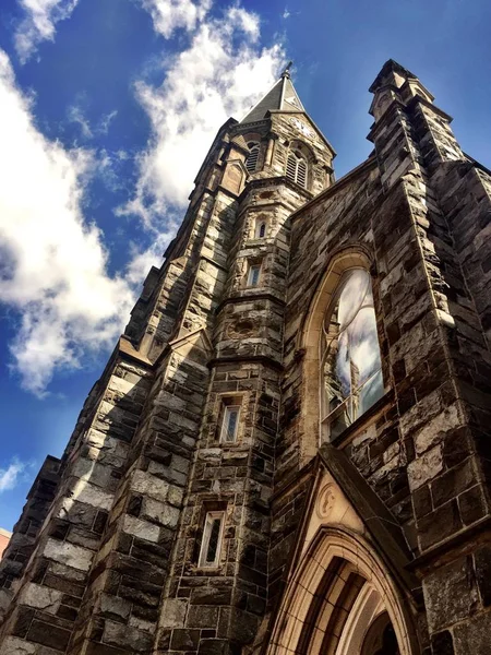 ゴシック様式の教会 青い空の低角度のビュー — ストック写真