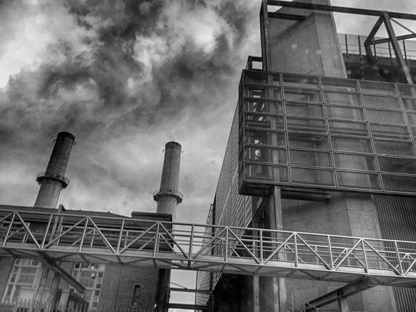 siyah ve beyaz fabrika ve duman yığınları