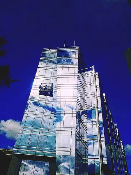 Glass Building Reflecting Blue Sky City — Stock Photo, Image