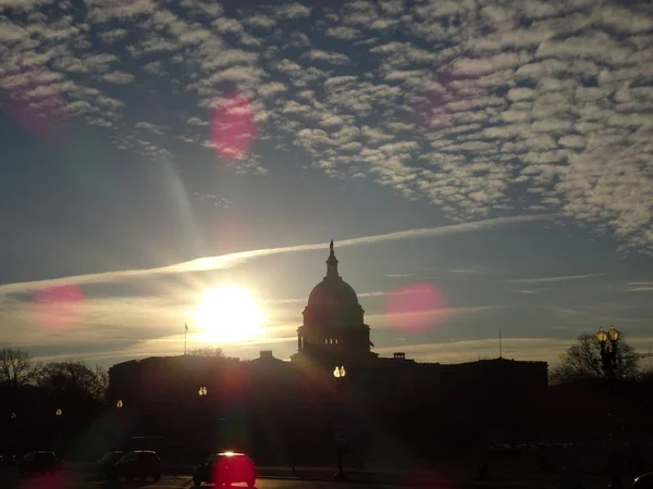 Washington Capitol Hill Üzerinde Gün Doğumu Sırasında Güneş Patlaması — Stok fotoğraf