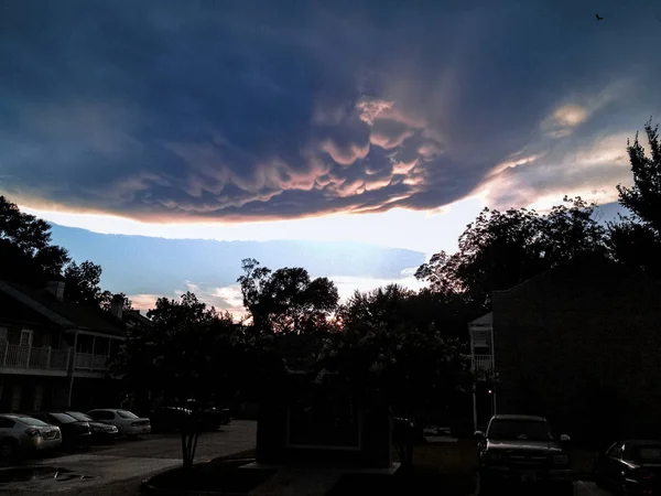 Gewitterwolken Bilden Einen Schönen Sonnenuntergang Über Einem Viertel — Stockfoto