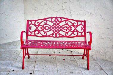 kırmızı bank beyaz duvar