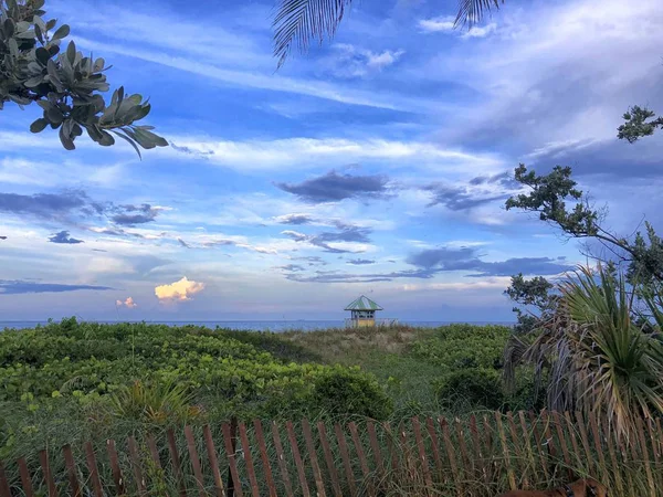 Blick Auf Den Strand Hinter Den Dünen Bei Sonnenuntergang Mit — Stockfoto