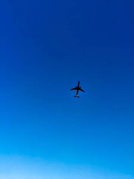 Blick Auf Ein Flugzeug Blauen Himmel — Stockfoto