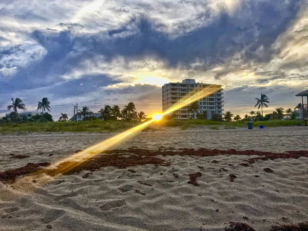Sonnenbrand Hinter Einem Gebäude Strand — Stockfoto