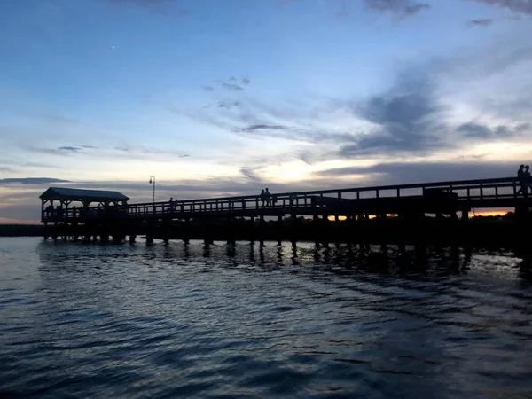 Silueta Personas Caminando Muelle Los Pantanos Atardecer — Foto de Stock