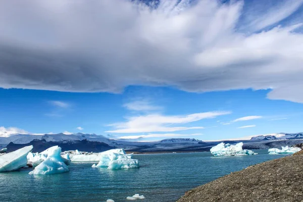 地球温暖化の結果としてアイスランドのラグーンに浮かぶ氷河から氷山 — ストック写真