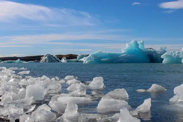 地球温暖化の結果としてアイスランドのラグーンに浮かぶ氷河から氷山 — ストック写真