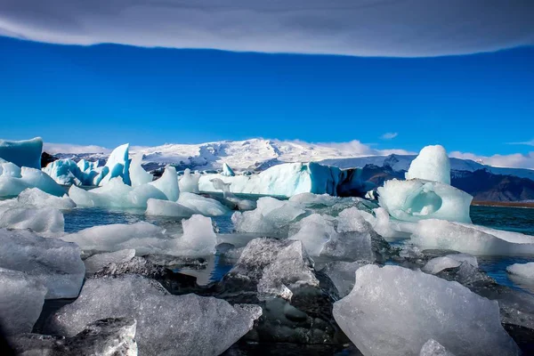 地球温暖化の結果としてアイスランドのラグーンに浮かぶ氷河から氷山 — ストック写真