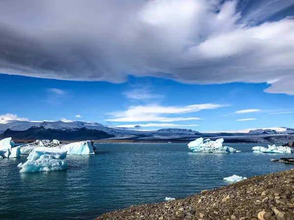 地球温暖化の結果としてアイスランドのラグーンに浮かぶ氷河から氷山 — ストック写真