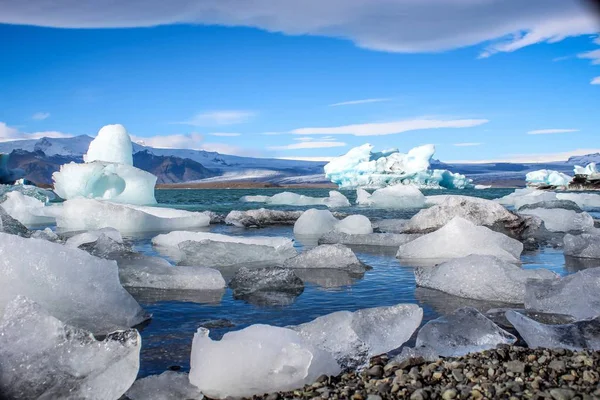 地球温暖化の結果としてアイスランドのラグーンに浮かぶ氷河から氷山 — ストック写真