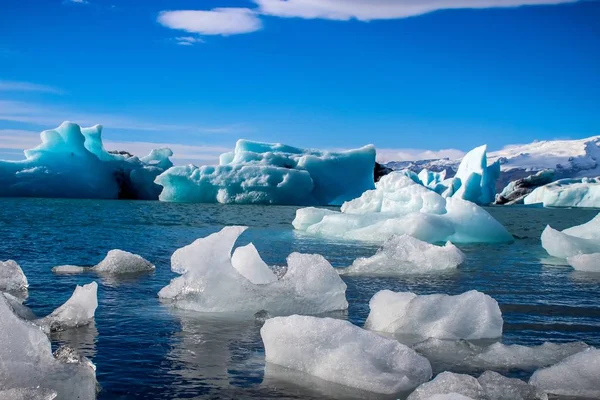 Παγόβουνα Από Παγετώνα Επιπλέουν Μια Λιμνοθάλασσα Στην Ισλανδία Αποτέλεσμα Της — Φωτογραφία Αρχείου
