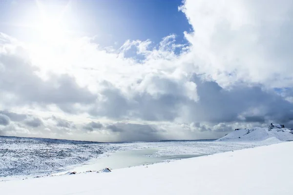 Icleand altın daire Langjokull Glacier dağın tepesinde kar kaplı.