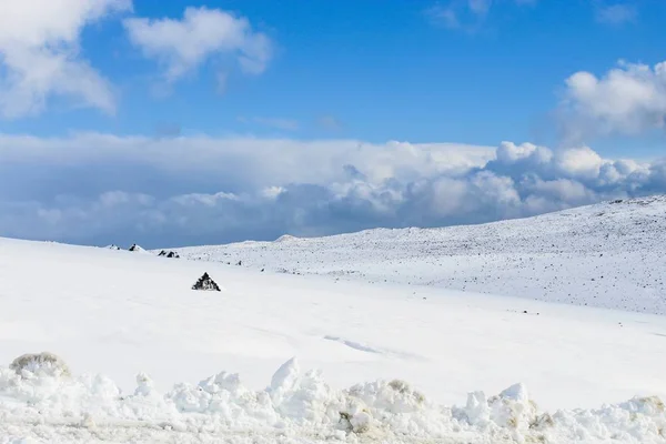 Icleand altın daire Langjokull Glacier dağın tepesinde kar kaplı.