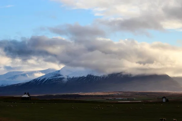 Гора Озеро Исландии — стоковое фото