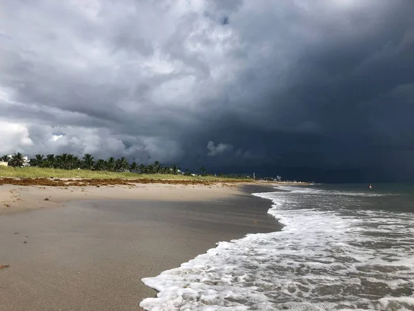 暴风雨在沙滩上翻滚着乌云和毁灭 — 图库照片