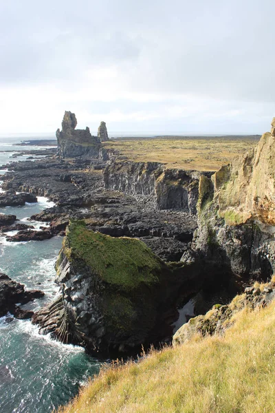 Acantilados y océano en Islandia en la península de Sn jalá fellsnes — Foto de Stock